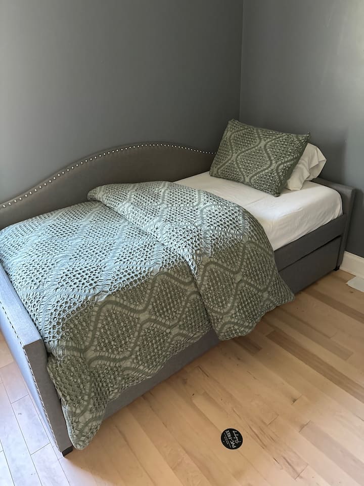 请注意，这是一张抽拉式床；第二张床从下面拉出来