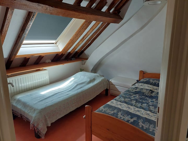 เตียงเดี่ยว 2 เตียงในห้องนอน 2