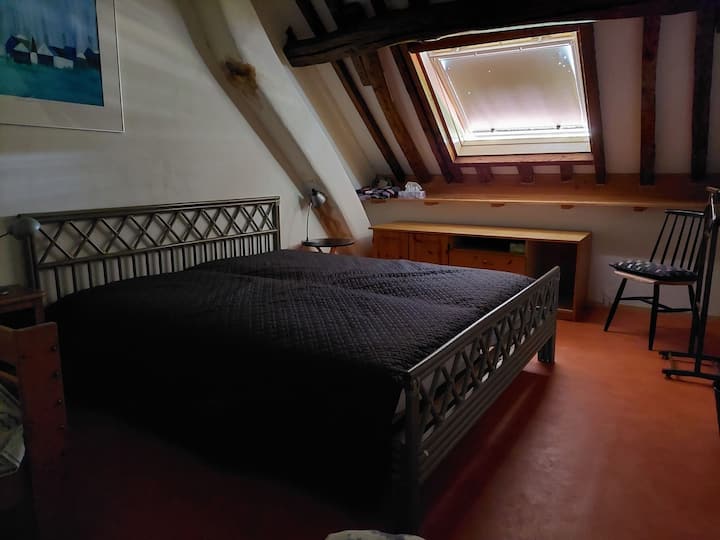 ห้องนอนสำหรับครอบครัวพร้อมเตียงคู่ขนาดใหญ่และเตียงเดี่ยวสองเตียง