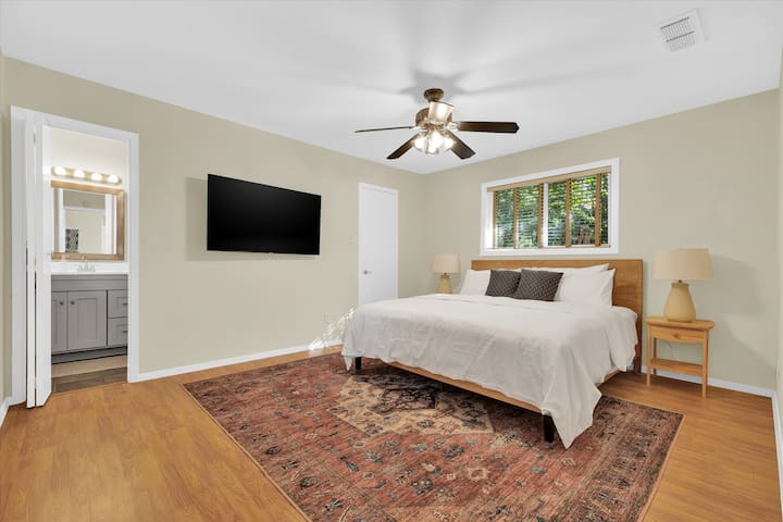 Zilker Villa w/Big Backyard, 5BR 4BA Sleeps 14 gallery image 5