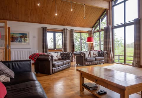 Popular Airbnb listing: Balnacraig Lodge(STB 4 star) in Kingussie And Insh