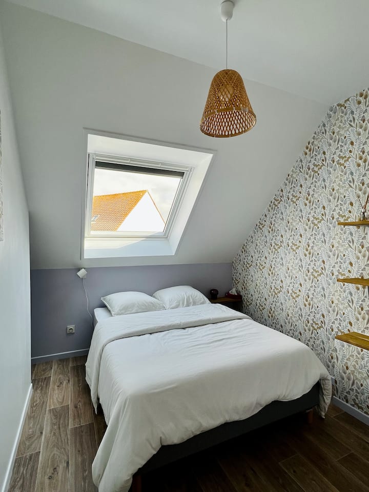 Спална соба 2 
Вклучувајќи двоен кревет и складиште за облека, ноќна масичка со ламба, велукс со затемнета ролетна.