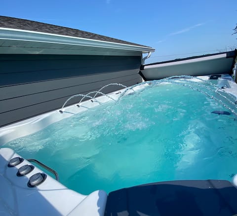 Retreat Air *Swim Spa, King Bed, NO cleaning fee*