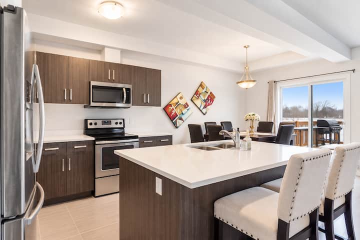 Modern 3BR Home • Sleeps 8 • Near Niagara Falls