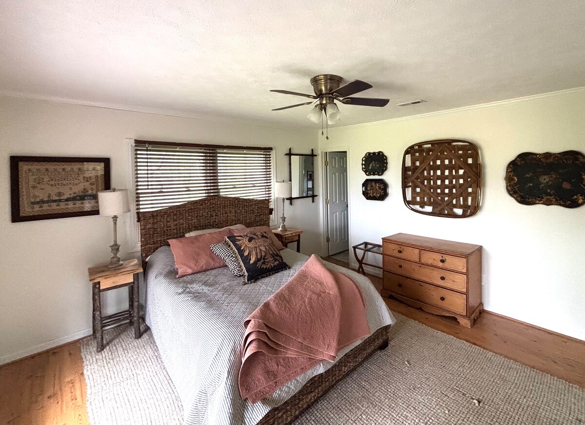 メインフロアの寝室。クイーンベッド