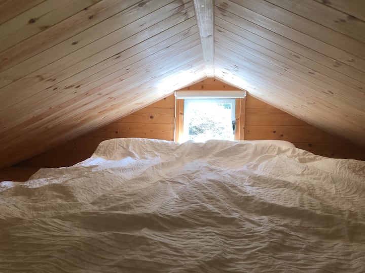 חדר שינה שני - בעליית הגג