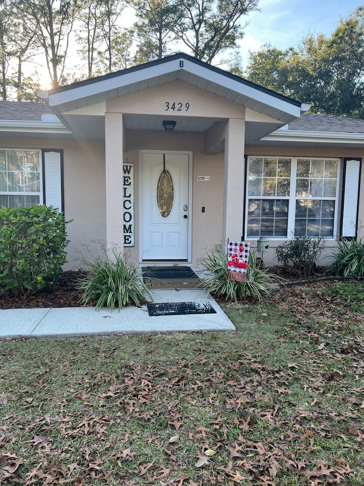 Farmhouse Retreat - Deltona, FL