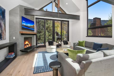 New Modern 4BD/4BA Home with Scenic Views