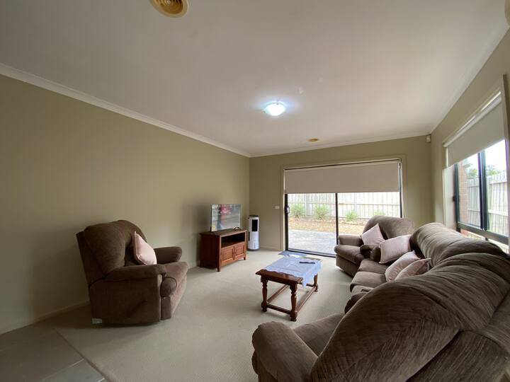 25min2airport-4bedroom-4bedhouse-garage Parking - Melton