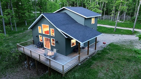 Lovely Getaway on Private Lake!