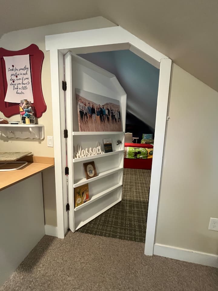 mlango wa sanduku la vitabu kuingia kwenye roshani