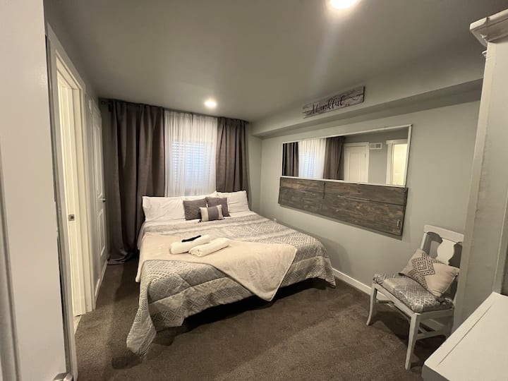 Kitanda kinaweza kusanidiwa kama mfalme au mapacha wawili wa ziada