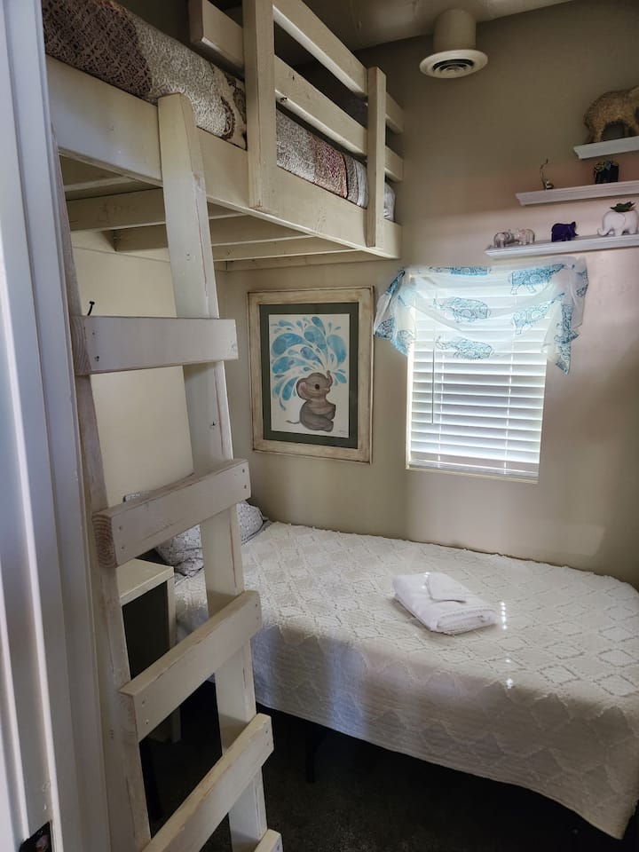 Chumba cha ghorofa C. Kila chumba cha ghorofa kina vitanda viwili virefu vya ziada.