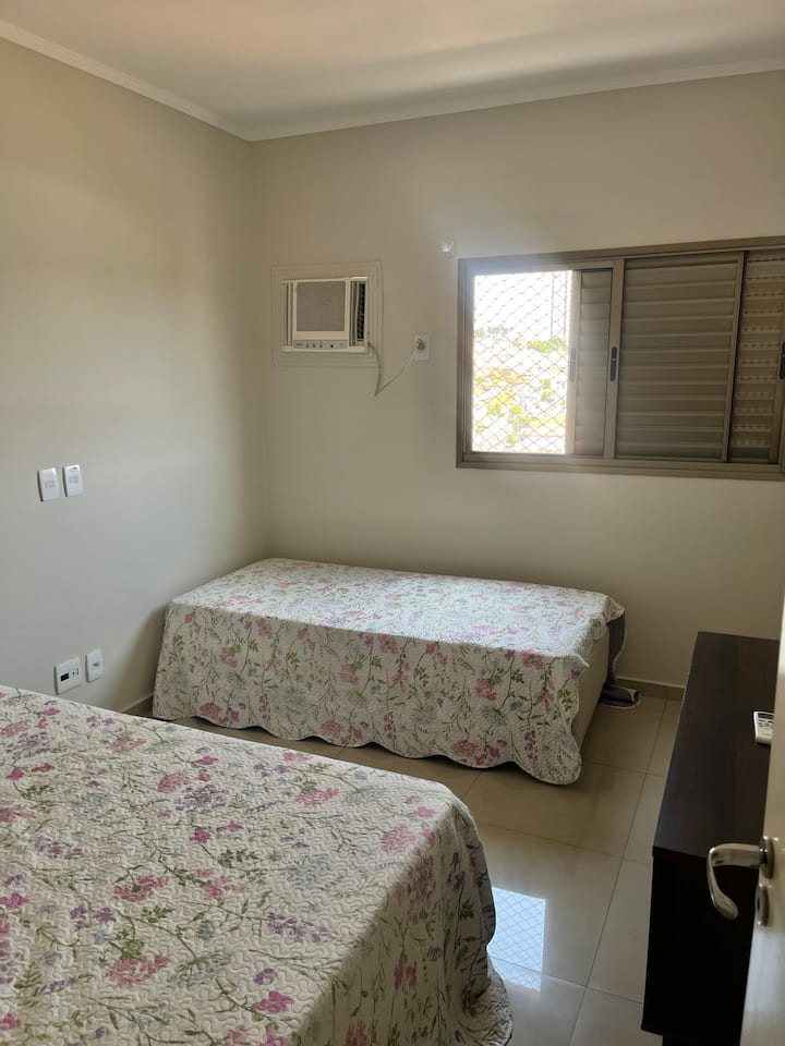 Chumba cha familia chenye starehe, kilicho na kitanda cha watu wawili na bicama, bora kwa ajili ya kukaribisha hadi watu 4 kwa starehe