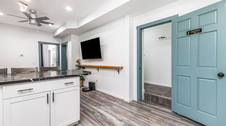 1103#203 Modern 2br | En-suite Master | Downtown - Dubuque, IA