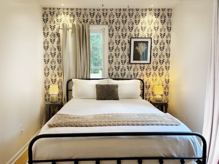 საძინებელი ორადგილიანი საწოლით ფერმერულ სახლში 