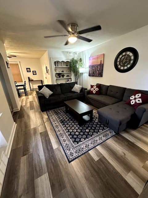 Sleeps 8, YSU, Fairgrounds, EV1, (Fenced Backyard)