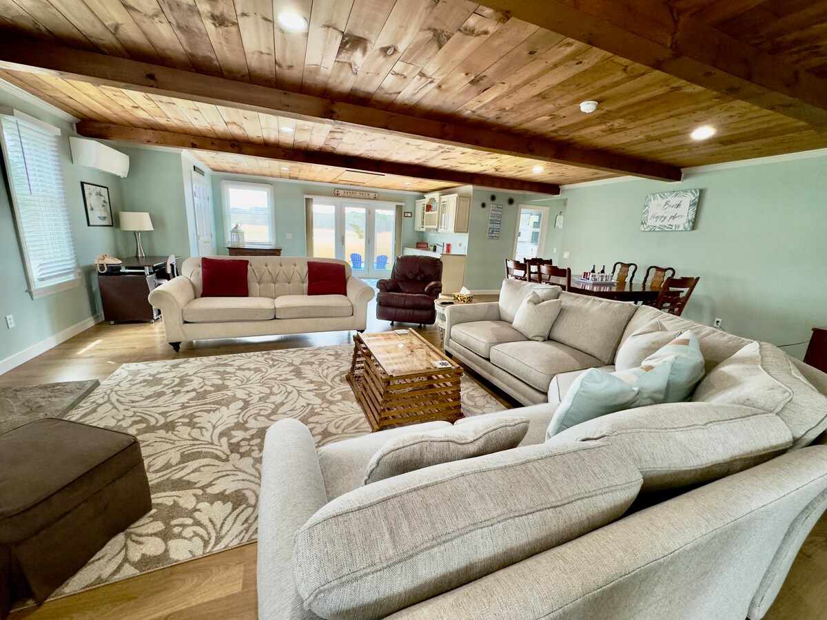 Top Airbnb: Coastal Charmer! Hot Tub, Walk To Beach, Sunsets! in East Sandwich