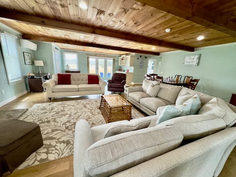Top Airbnb: Coastal Charmer! Walk To Beach, Quiet, Sunsets! in East Sandwich