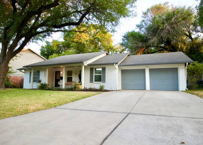 ATX Spacious Retreat | Pool Hot tub Grill Sundeck gallery image 3