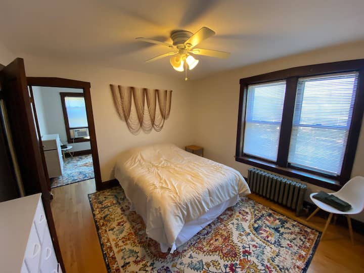 إطلالة من مدخل المدخل. سرير بحجم كوين. 