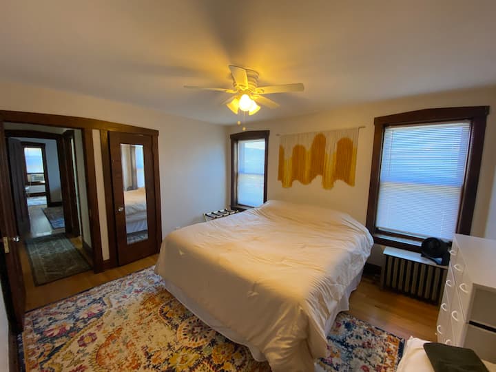 إطلالة من مدخل غرفة المعيشة. سرير كينج. 