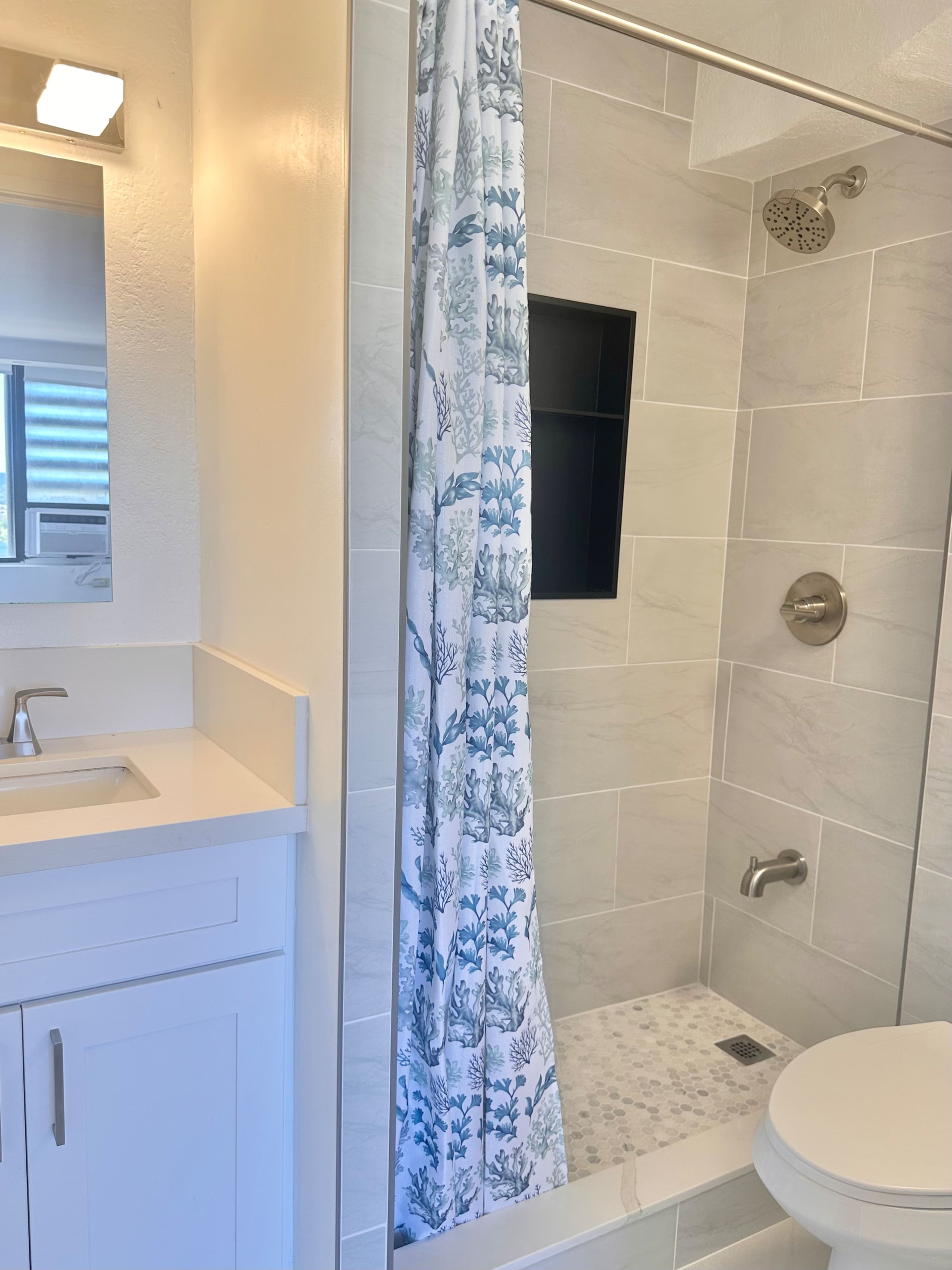 Beautifully Designed Waikiki Studio with Kitchen - Image 10