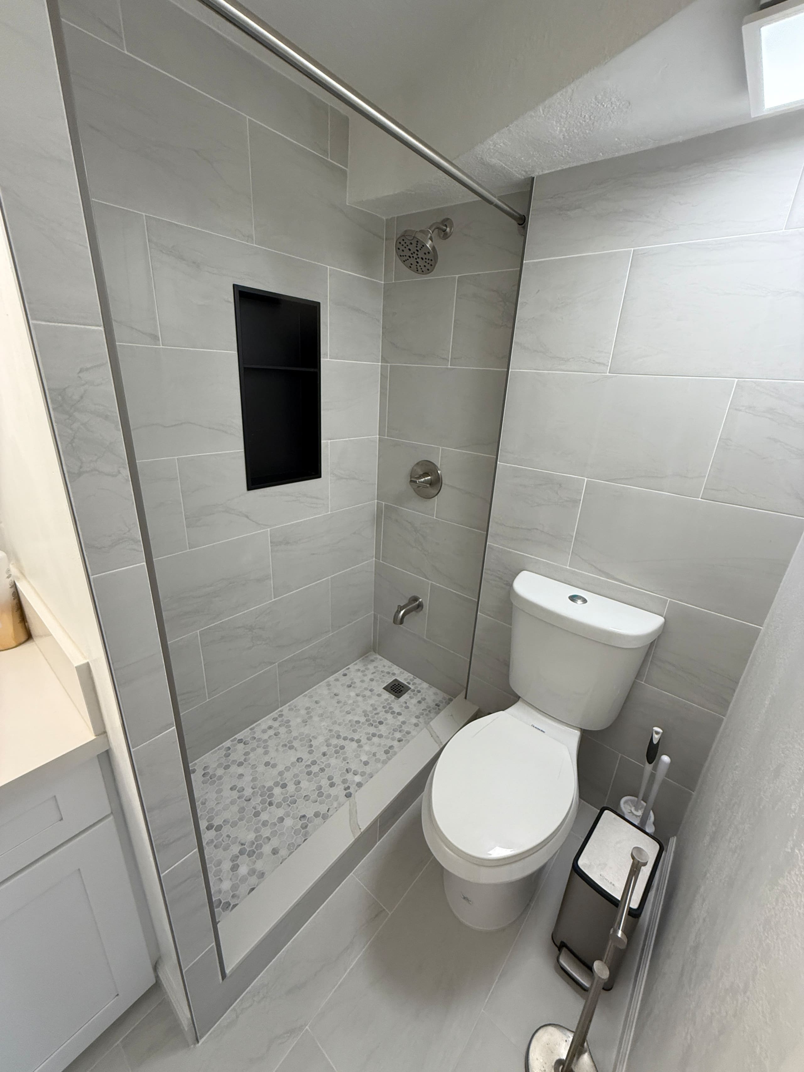 Beautifully Designed Waikiki Studio with Kitchen - Image 9