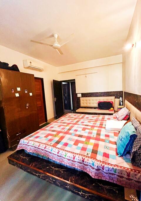 Females stay | Private room| balcony | Temple view
