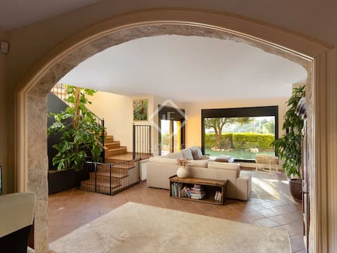 Beautiful house with sea view near Barcelona