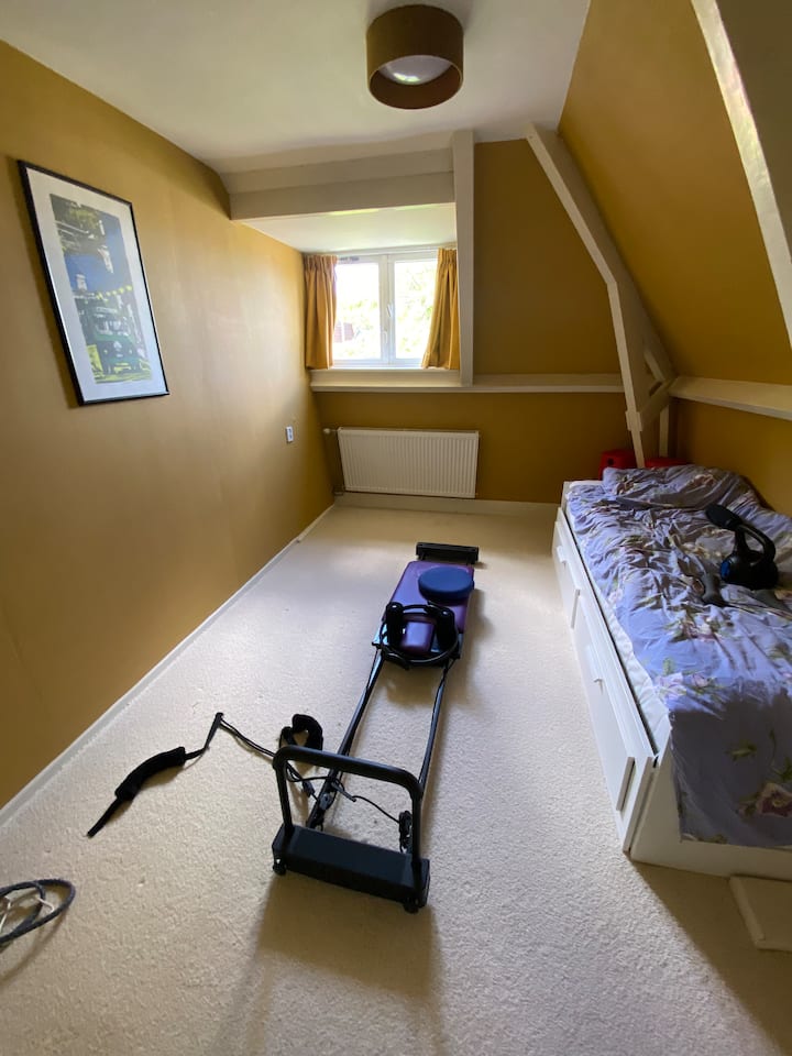 Ова е единечен кревет како што го гледате на фотографијата и може да се промени во двоен кревет