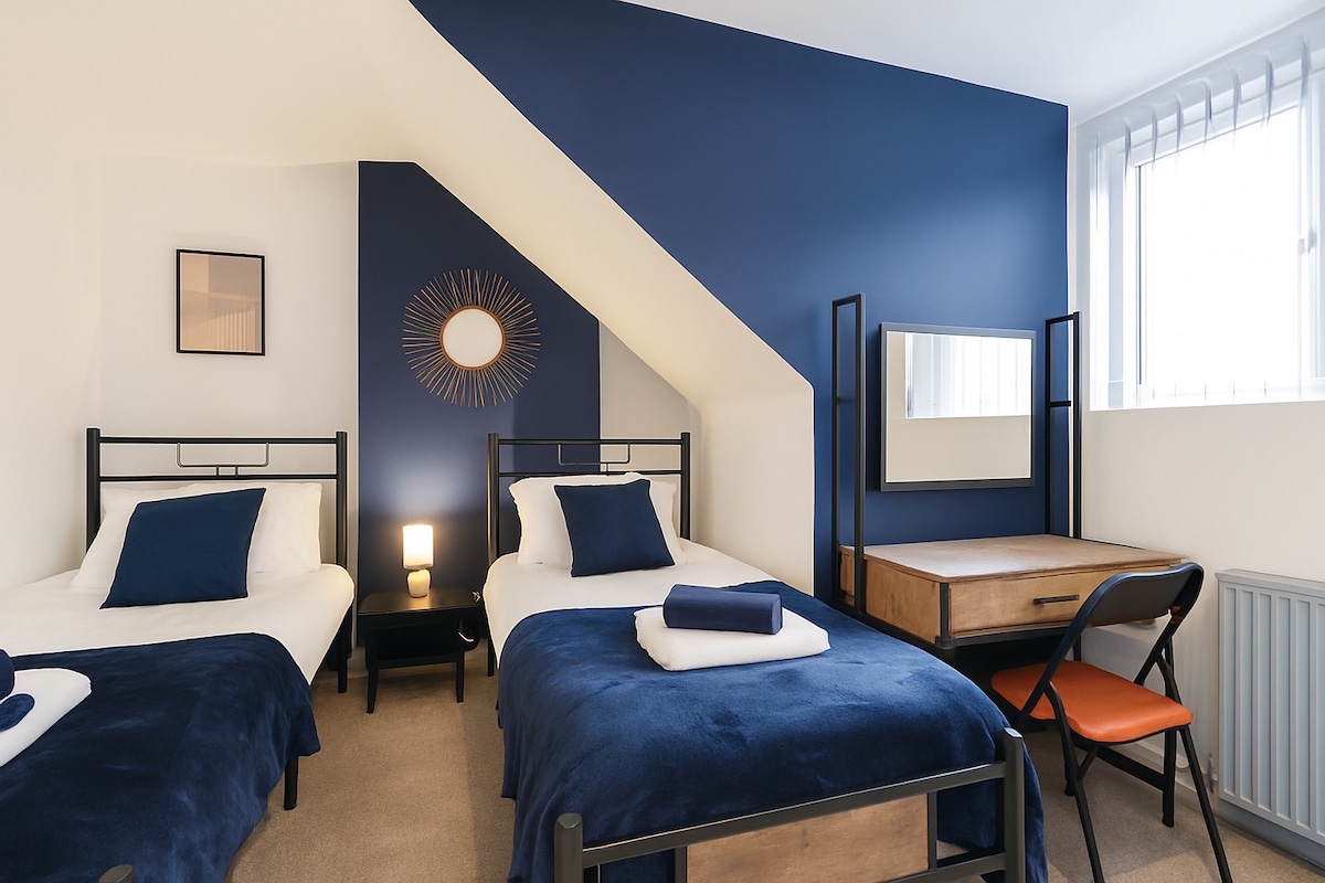 卧室设有两张单人床、干净的床上用品和毛巾，让您住得舒适。 带衣架的晾衣架和带桌椅的书桌区域为您提供了额外的便利。

