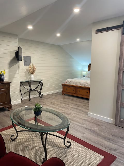 Beautiful private en suite attached to Irish pub