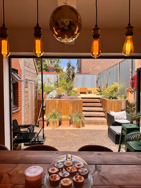 Awesome boutique 5 bed house near beach
