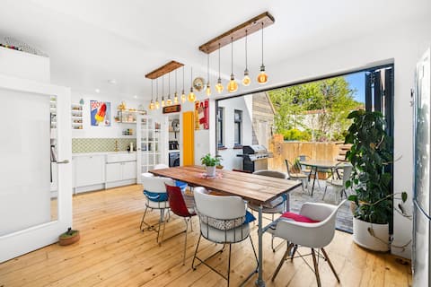 Awesome boutique 5 bed house near beach