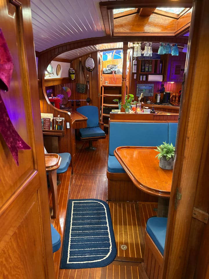 Romantic Captain's Quarters - Smathers Beach