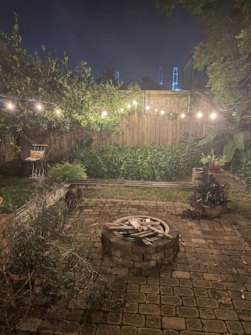 Parade Route, 5 Star Reviews & Location, Laurel St