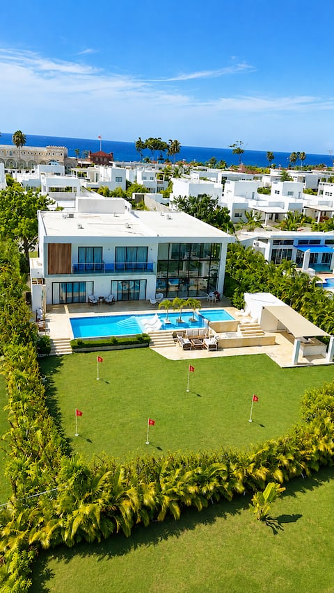 Sleeps 40 | 8BR, Mini Golf & Largest Pool in SOV