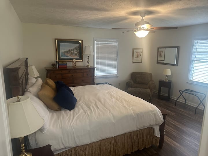 Chumba cha kulala cha kiwango cha juu kilicho na kitanda cha king na bafu ya kibinafsi