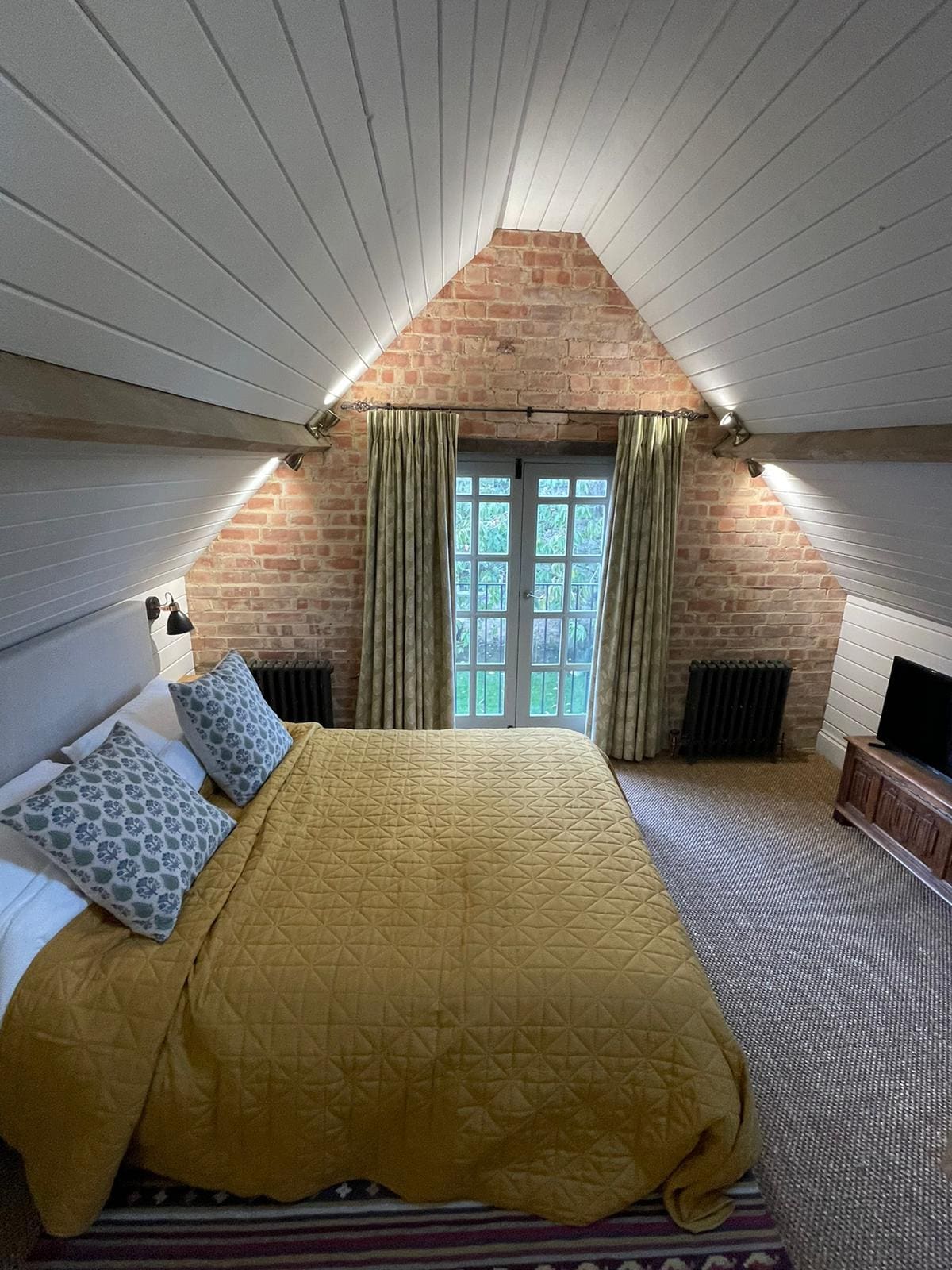 ห้องนอนพร้อมเตียงคิงไซส์ (5 นิ้ว) และทีวีซัมซุง