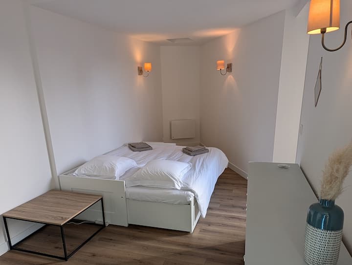 Ova je soba drugi dnevni boravak koji se može koristiti kao slobodna spavaća soba (zatvorena je jednostavnom zavjesom / pogledajte druge fotografije prostorije)
Prilikom ugovaranja rezervacije navedite želite li da ovaj krevet bude spreman na 2 mjesta.