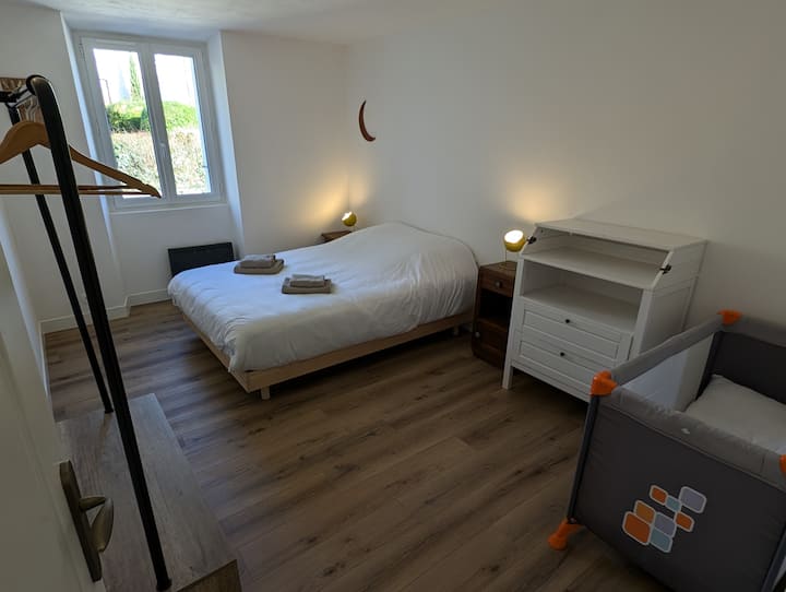 Bračni krevet (200*140) i dječji krevetić (120*60) s komodom koja se može koristiti kao stol za presvlačenje