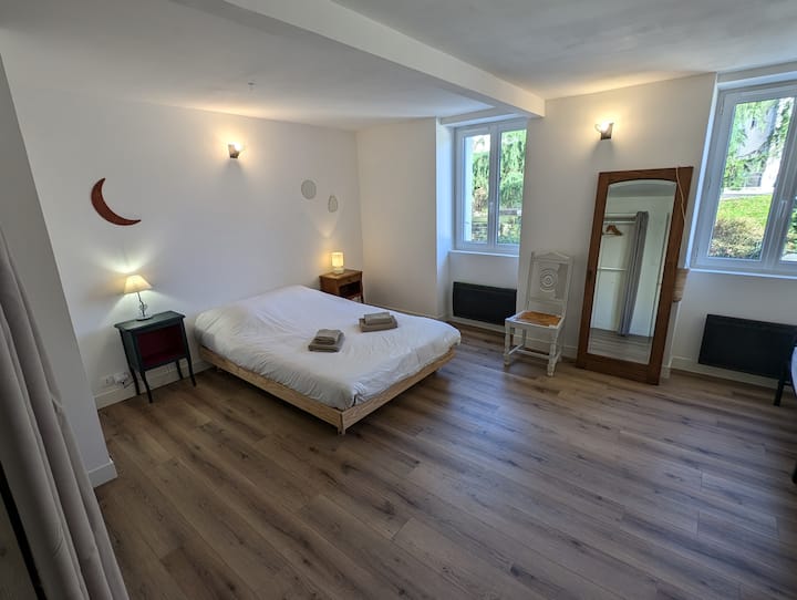 Velika spavaća soba s bračnim krevetom (140*200) i krevetom na razvlačenje (standardno je za jednu osobu, a na zahtjev se može pretvoriti u bračni krevet: 160*200) u niši. Ima veliki stalak za odjeću.