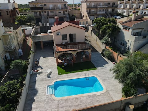 House with private pool!