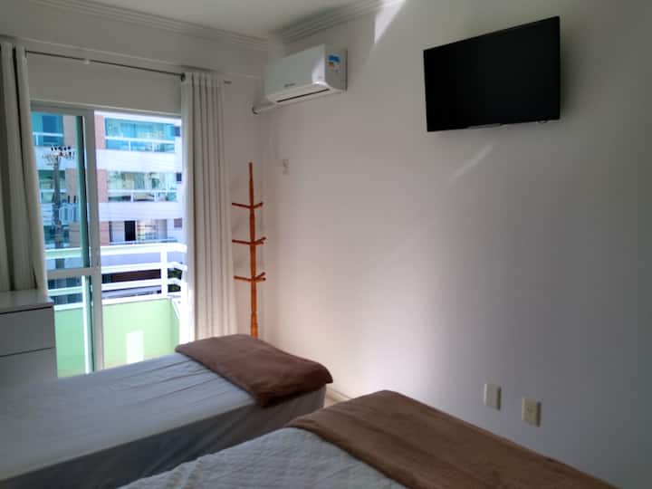 Суит със самостоятелна баня 
1 двойно легло 
1 единично легло с допълнително легло.
разделяне на климатик 
tv smart
гардероб 
балкон