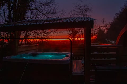 Hot Tub, Woodland Fringe, Sunrise View, Rural Farm