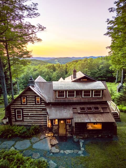 Woodsy Retreat Minutes from Woodstock Village