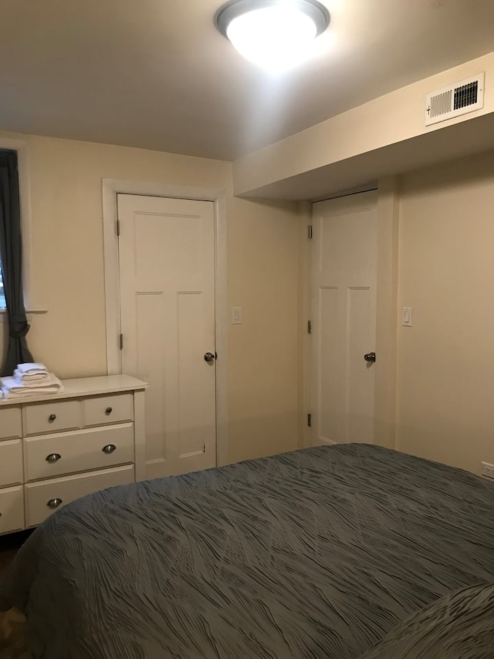 Armario del dormitorio 1 y puerta adyacente al área de la cocina.
