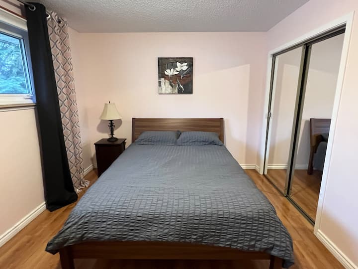 Dormitorio principal en la planta superior con cama tamaño queen