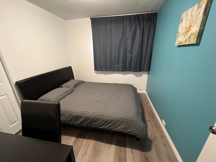 Cama tamaño queen del segundo dormitorio, escritorio y silla